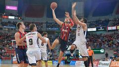 Andrea Bargnani entra a canasta frente a Vitor Faverani.