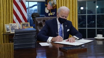 El presidente Joe Biden firma sus primeras &oacute;rdenes ejecutivas en la Oficina Oval de la Casa Blanca el mi&eacute;rcoles 20 de enero de 2021 en Washington.