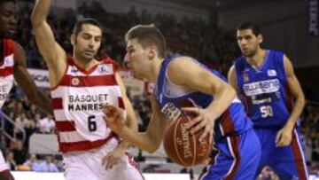 El base del Basquet Manresa Javi Rodr&iacute;guez defiende la acci&oacute;n del base del Blusens Monbus Jorge Sanz.