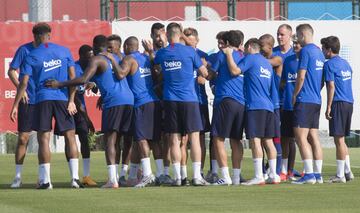 Los jugadores del Barcelona reciben a Griezmann con una novatada haciendo pasar al jugador por un pasillo de collejas, una tradición no escrita en la plantilla del FC Barcelona. Se trata de un bautismo de fuego de poco más de tres segundos si lo pasas a una velocidad moderada 