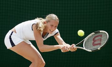 Tenista precoz, es su madre Riana quien la inculca el amor por el tenis a los 6 años. Profesional desde 2004, es en Vancouver cuando con 15 años gana su primer torneo. En 2007 llega a ocupar el puesto 7 del ranking de la WTA. En 2010 abandona el circuito 