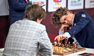 uriosa imagen, en la que se ve a Magnus Carlsen observando el tablero con la cabeza inclinada en su partida contra el ruso Vladislav Artemiev durante la primera ronda del Campeonato Mundial de Ajedrez Rápido y Blitz que se disputa en Doha (Qatar). Parece que el noruego quiere contemplar el juego desde todas las perspectivas antes de cada movimiento.
