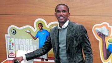 <b>SOLIDARIO. </b>Samuel Etoo quiere calzar a los niños africanos.