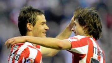 <b>GOLEADORES. </b>Gabilondo y Toquero se abrazan tras un gol. Ambos marcaron ayer en San Mamés.