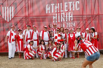 Aficionados del Athletic en la Fan Zone del equipo en Sevilla.