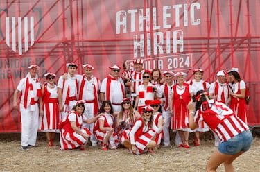 Aficionados del Athletic en la Fan Zone del equipo en Sevilla.