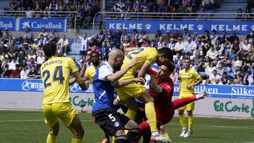 Laguardia en un remate ante el Villarreal.