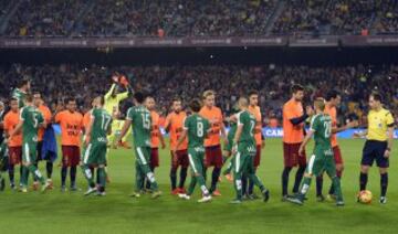 Los jugadores del Barcelona salen al terreno de juego con camisetas naranjas en apoyo a Johan Cruyff que ha sido diagnosticado de cancer de pulmón.