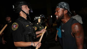 Un hombre se enfrenta a la policía fuera del Departamento de Policía de Kenosha en Kenosha, Wisconsin, Estados Unidos, durante las protestas que siguieron al tiroteo policial del hombre negro Jacob Blake el 23 de agosto de 2020. Foto tomada el 23 de agosto de 2020.