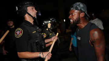 Un hombre se enfrenta a la polic&iacute;a fuera del Departamento de Polic&iacute;a de Kenosha en Kenosha, Wisconsin, Estados Unidos, durante las protestas que siguieron al tiroteo policial del hombre negro Jacob Blake el 23 de agosto de 2020. Foto tomada el 23 de agosto de 2020.