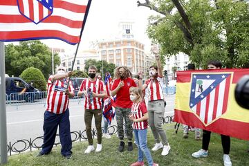 Algunos aficionados del Atltico de Madrid se acercaron a la fuente madrile?a de Neptuno para celebrar el ttulo de Liga conseguido.