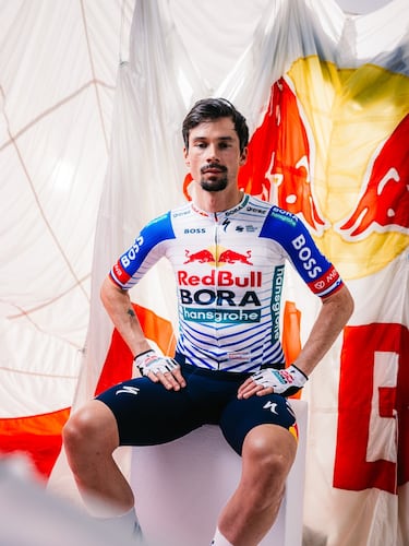 Los nuevos maillots del ciclismo para 2026: Movistar e Ineos de blanco...