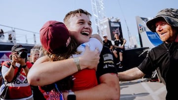 Hannah Roberts se abraza a Nikita Ducarroz durante la final de los UCI BMX Freestyle World Championships 2022 en Abu Dhabi (Emiratos Árabes Unidos).