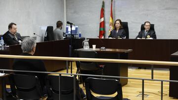 BILBAO, 14/01/2025.- La Audiencia de Bizkaia inicia este martes a puerta cerrada el juicio contra el exentrenador del club de baloncesto Lointek Gernika Mario L¨®pez (c) por agresi¨®n sexual continuada a una menor de uno de sus equipos desde 1998 a 2001. EFE/ Miguel To?a POOL