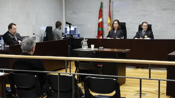 BILBAO, 14/01/2025.- La Audiencia de Bizkaia inicia este martes a puerta cerrada el juicio contra el exentrenador del club de baloncesto Lointek Gernika Mario López (c) por agresión sexual continuada a una menor de uno de sus equipos desde 1998 a 2001. EFE/ Miguel Toña POOL