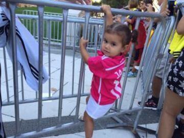 Aficionados colombianos esperan por los jugadores de la Selección en el Hotel W Hoboken.
