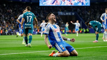 Roberto Fernández celebra un gol con el Espanyol ante el Alavés.