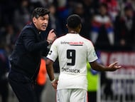 Lyon's Portuguese head coach Paulo Fonseca (L) speaks with Lyon's Brazilian forward #09 Endrick during the French Cup quarter-final football match between Olympique Lyonnais (OL) and RC Lens at the Groupama Stadium in Decines-Charpieu, central-eastern France, on March 5, 2026. (Photo by OLIVIER CHASSIGNOLE / AFP)