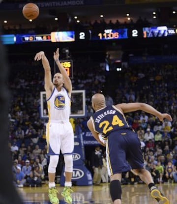 Stephen Curry (I) lanza ante Richard Jefferson (D).