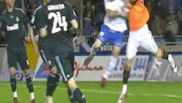 El árbitro concedió el gol del Tenerife pese a la clara falta de Ayoze a Casillas.