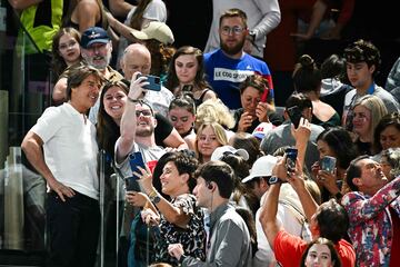 Tom Cruise se hizo selfies con el público del Bercy Arena de París, sede de la gimnasia en estos Juegos Olímpicos.