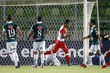 El jugador de Independiente de Santa Fe Wilson Morelo, centro, celebra su gol contra Santiago Wanderers durante el partido de tercera fase de la Copa Libertadores disputado en el estadio Elias Figueroa de Valparaiso, Chile.