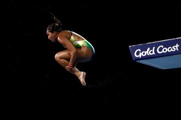 Una saltadora de trampolín se entrena en la plataforma de 10 metros antes de los Juegos de la Commonwealth Gold Coast 2018