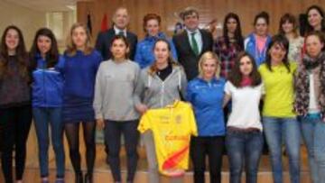 Miguel Cardenal, José Luis López Cerrón y Cristina San Emeterio posan con ciclistas asistentes al acto del CSD