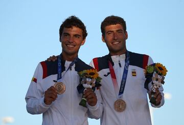 Nico Rodríguez y Jordi Xammar posan con la medalla de bronce
