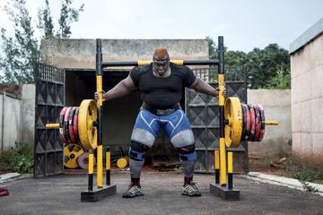 Cheick Sanou, alias Iron Biby, acaba de recibir una bienvenida triunfal a su regreso a Burkina Faso tras coronarse como el hombre más fuerte del mundo. En la imagen, Sanou se dispone a levantar 505 kilos durante un entrenamiento en su casa de Bobo-Dioulasso, la segunda ciudad más grande del país africano.