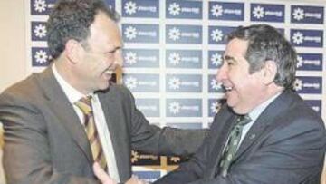 <b>EL ABRAZO DE RIAZOR. </b>Presidente y técnico rubricaron la prolongación de contrato del utrerano.