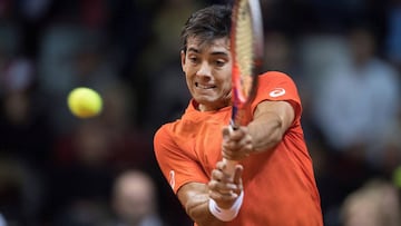 EPA3884. SALZBURGO (AUSTRIA), 01/02/2019.- El tenista chileno Christian Garín devuelve la bola al austriaco Dennis Novak, durante el partido de la Copa Davis que se disputa en Salzburgo (Austria). EFE/Andreas Schaad