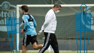 &Oacute;scar Garc&iacute;a camina pensativo durante un entrenamiento del Celta en A Madroa.