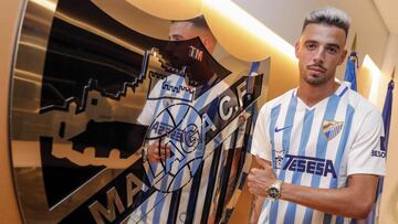 Cristian Rodríguez, posando con la camiseta del Málaga en La Rosaleda.