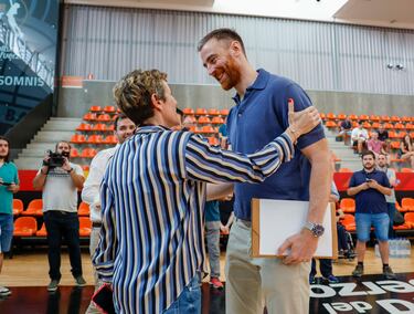 Víctor Claver charla con Elisa Aguilar, la presidenta de la Federación Española de Baloncesto (FEB). Víctor Claver charla con Elisa Aguilar, la presidenta de la Federación Española de Baloncesto (FEB).