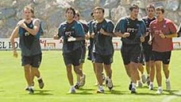 <b>CAMBIO. </b>Cos y sus futbolistas se quedarán en Vitoria y no habrá concentración en Francia.