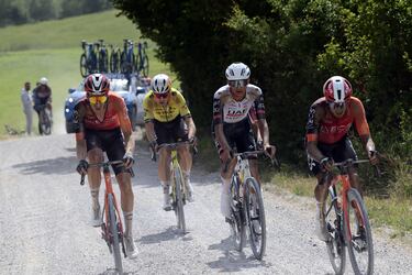 Thymen Arensman, Wout Van Aert, Isaac Del Toro y Egan Bernal en el grupo de cabeza.