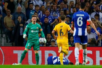 Marc-André ter Stegen, con el balón en la mano, tras una acción con el jugador del Oporto, Pepê.