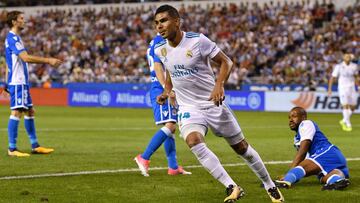 Casemiro celebra el gol que le ha marcado al Deportivo.