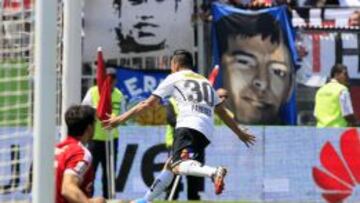 Esteban Paredes festeja su gol en el último Superclásico. Se jugó el 19-10-2014 y Colo Colo ganó 2-0 en el estadio Monumental.