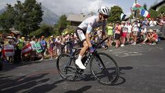 Adam Yates rueda en la contrarreloj del Tour de Francia 2017.