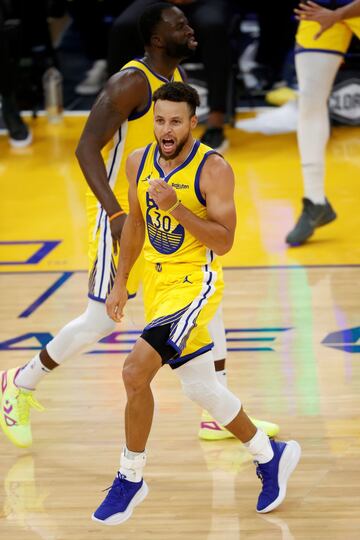 Stephen Curry dio la bienvenida al 2021 con 62 puntos ante los Portland Trail Blazers (los Warriors ganaron 137-122) la noche del 3 de enero.
El base, dos veces MVP (2015 y 2016) y una Máximo Anotador (2016) anotó exactamente 31 puntos en cada parte con un tremendo porcentaje en tiros:
18/31 con 8/16 en triples y 18/19 desde la personal. Un anotador que es pura fantasía, capaz de convertir literalmente cualquier lanzamiento desde cualquier sitio,
no puso freno a su marcha imparable hacia convertirse en el jugador con más triples en la historia de la NBA y ahora sólo se dedica a agrandar la diferencia con otros de
los más grandes lanzadores de todos los tiempos. Es el mejor tirador de siempre y un jugador único con una influencia descomunal en cómo se juega ahora al baloncesto.
