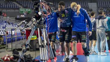 Leando Semedo es llevado por sus compañeros al vestuario tras romperse el tendón de Aquiles durante el partido entre el Abanca Ademar León y el Bidasoa Irún en la Copa del Rey de Balonmano 2021.