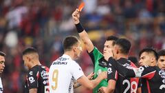 Redes sociales explotan tras expulsión de Dinenno ante Atlas