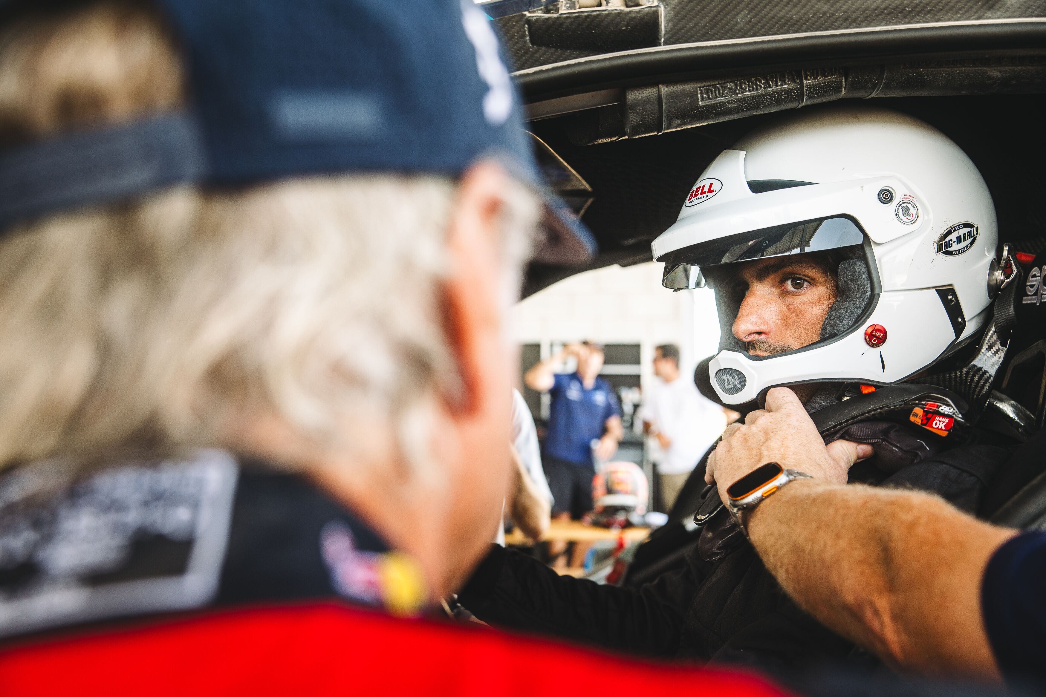 Sainz padre le explica a su hijo el funcionamiento del Ford Raptor T1+.