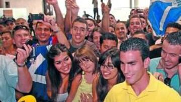<b>MANIFESTACIÓN DE ALEGRÍA. </b>Alejandro Alfaro tuvo ayer un recibimiento masivo en el aeropuerto de Los Rodeos.