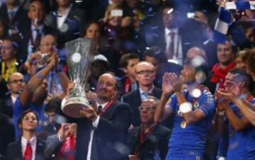 Benítez con el trofeo de la Europa League.