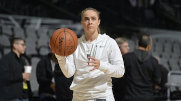 El 23 de julio del 2020 se hizo historia en la NBA después de que Gregg Popovich le cedió su puesto a Becky Hammon para que se convirtiera de esa  manera en la primera entrenadora en la liga más importante de baloncesto en los Estados Unidos.