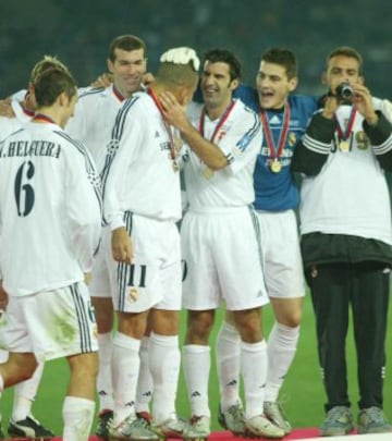 Iker Casillas con los Galácticos celebrando la Intercontinental en el 2002.