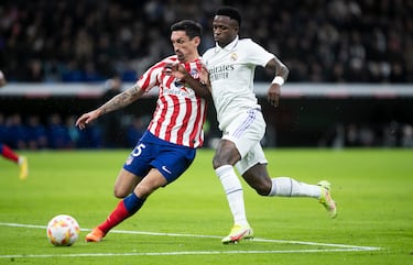 Stefan Savic y Vinicius Junior se empujan mutuamente por controlar el balón.
